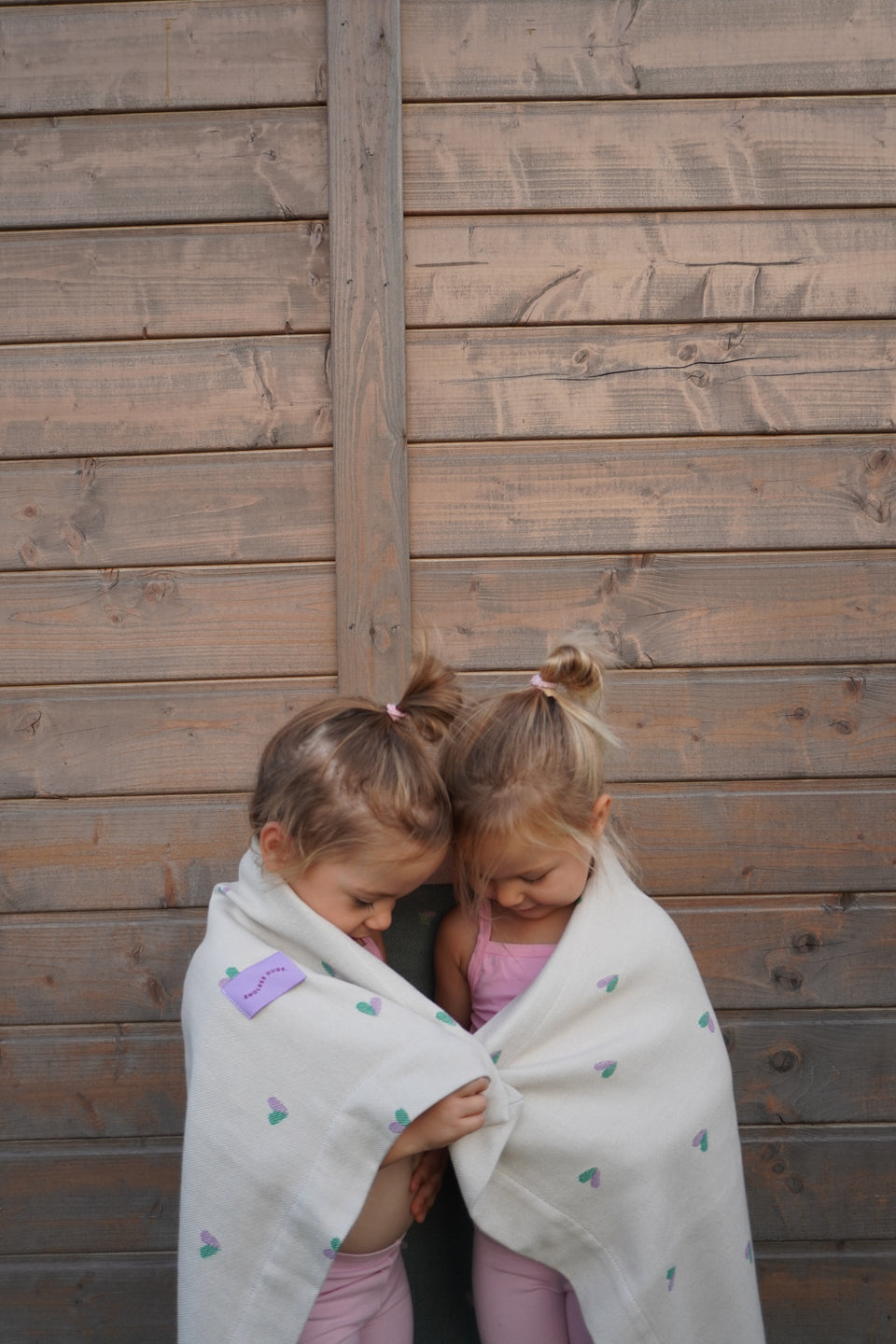Kocyk Endless Hugs bawełniany w serduszka dla dzieci