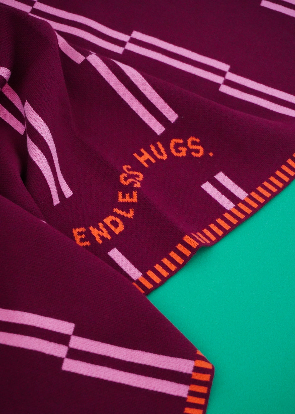 Kocyk bawełniany Endless Hugs w pasy fioletowo-różowe, miękki i przytulny.