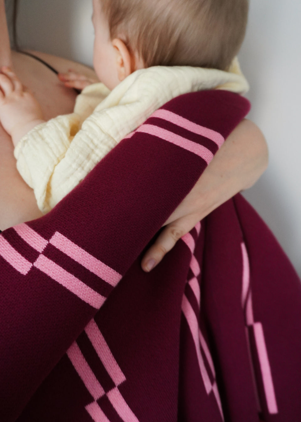 Kocyk bawełniany Endless Hugs w pasy bordowo-różowe