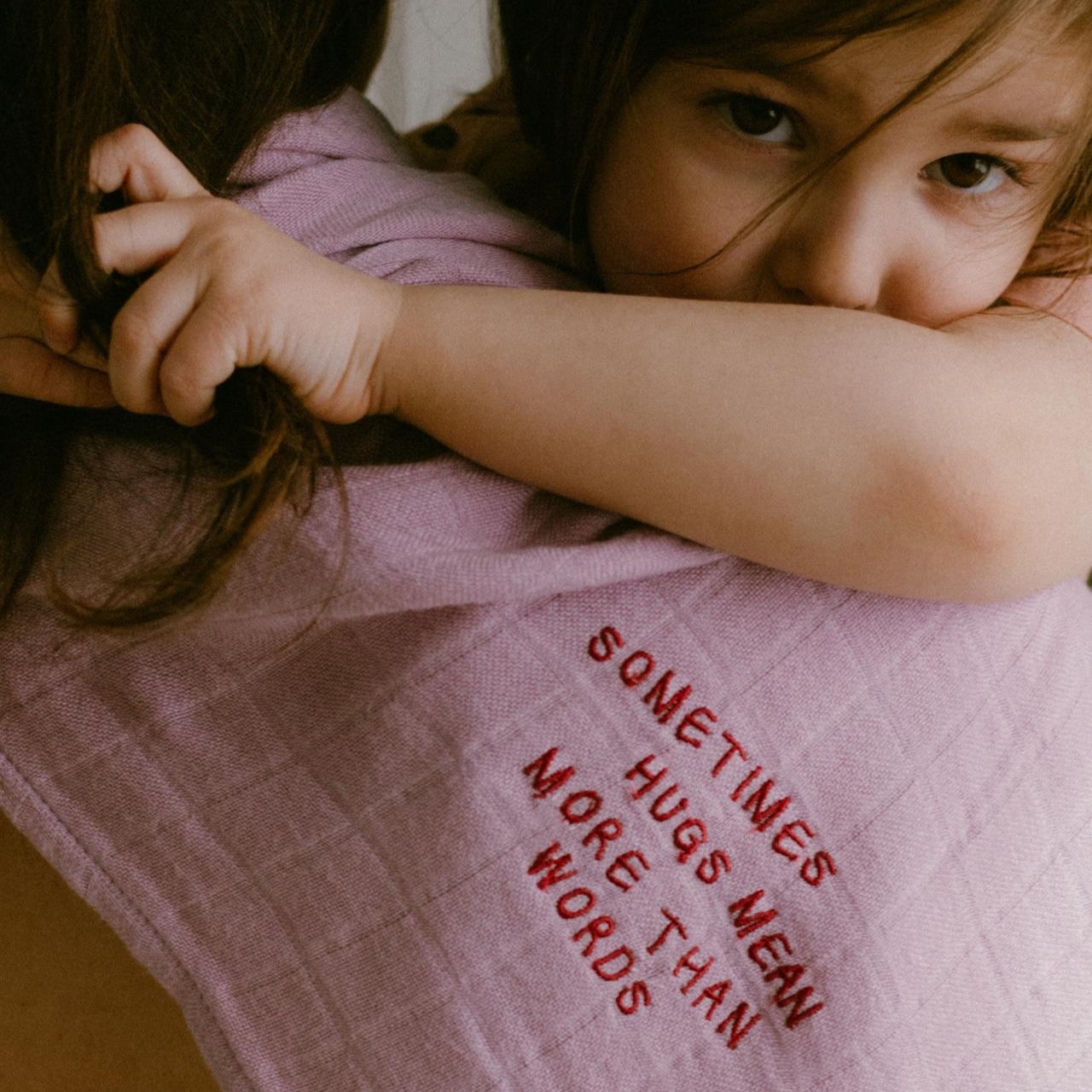 Otulacz Endless Hugs bawełniany różowy z haftem Sometimes Hugs Mean More Than Words.