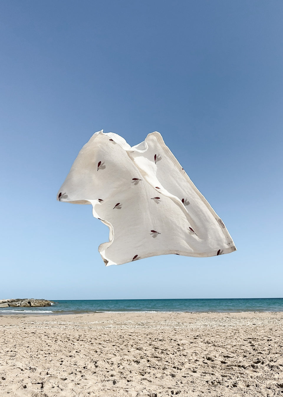 Bambusowa pieluszka Endless Hugs z motywem kwiatowym na plaży