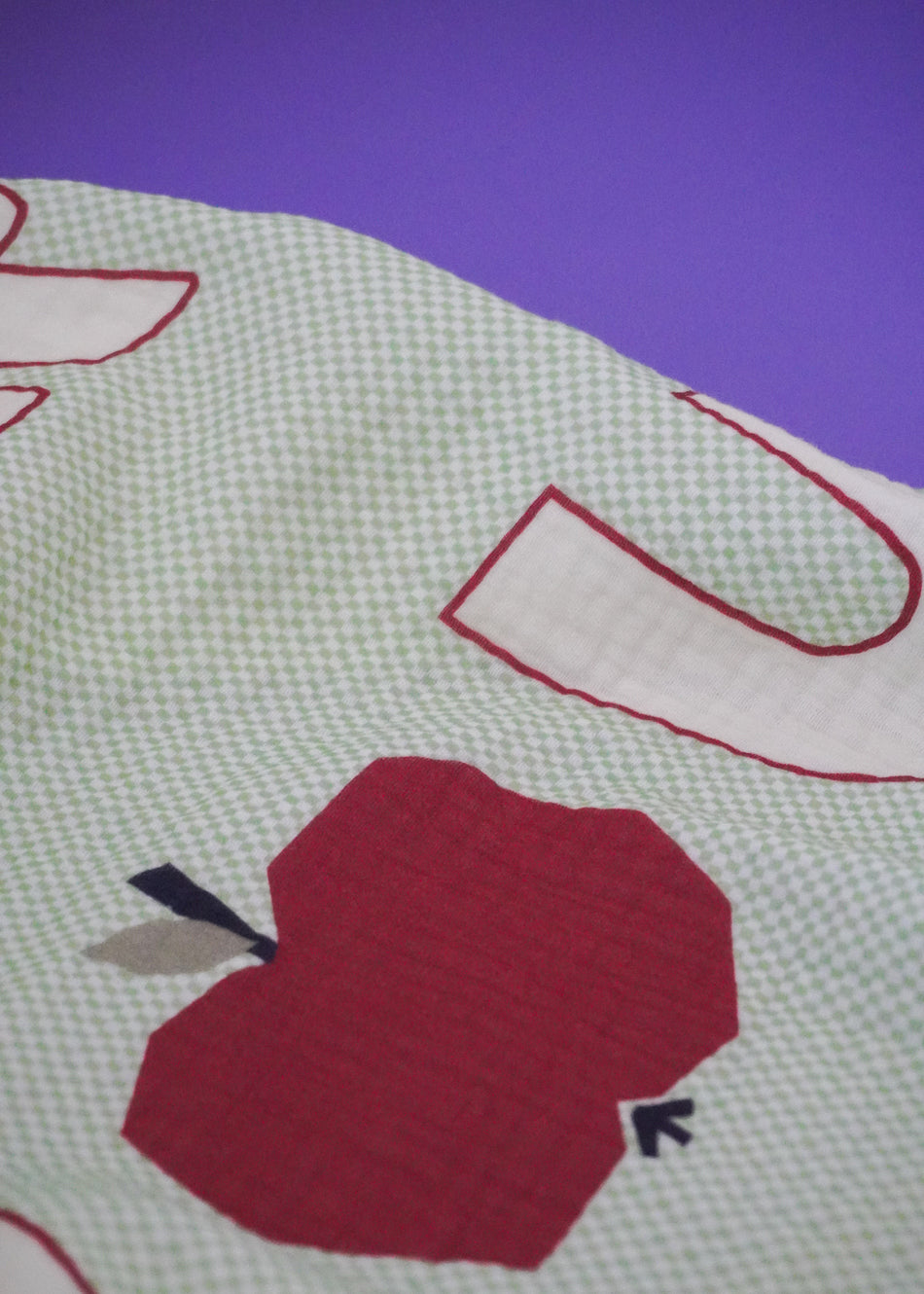 Kocyk bawełniany Endless Hugs z motywem jabłek na zielonym tle