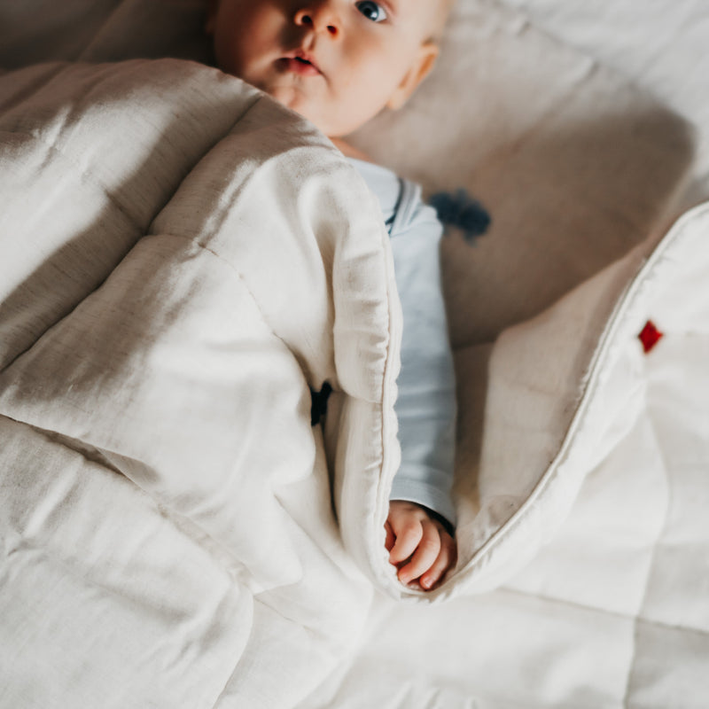 Zimowa pielęgnacja skóry niemowlaka: nawilżanie, kąpiel i ochrona policzków na mróz