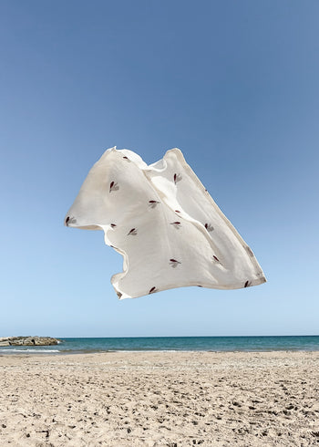 Bambusowa pieluszka Endless Hugs z motywem kwiatowym na plaży