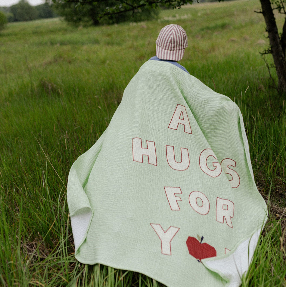 Kocyk bawełniany Endless Hugs zielony z napisem A Hugs for You idealny na piknik lub do ogrodu