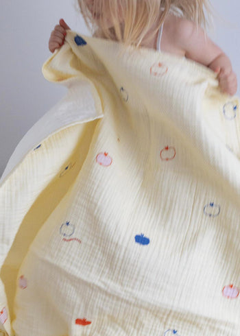 Muślinowy kocyk z bawełny dla dzieci i niemowląt w jabłuszka 120x120 cm