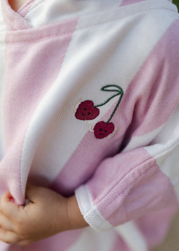 Bawełniane ponczo dziecięce Endless Hugs w różowo-białe paski z haftem wisienek.