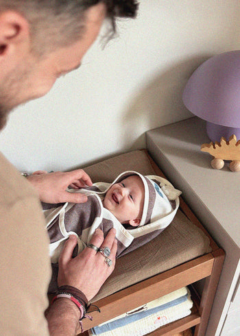 Ręcznik bambusowy z kapturkiem dla niemowlaka w brązowe pasy